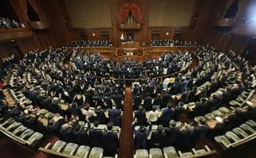 野党側、万歳三唱に応じず