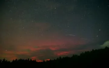 赤いオーロラが空染める、北海道