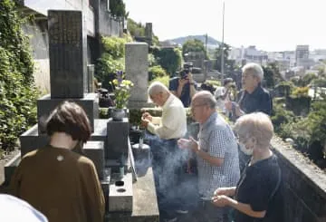 墓前に報告し「平和の旅へ」合唱