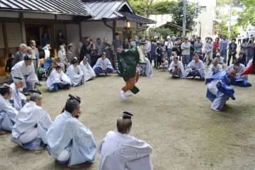 えびす様、神事でジャンプ披露