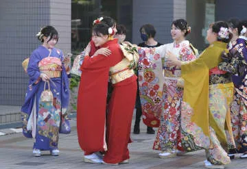 地震で9カ月遅れ、二十歳の集い