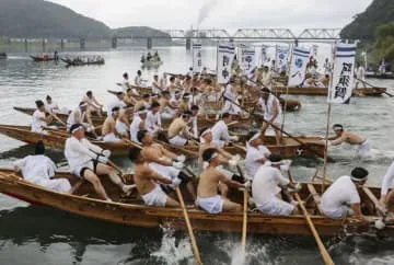 水しぶき上げ早船競漕