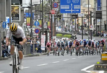 宇都宮、世界の自転車選手が疾走