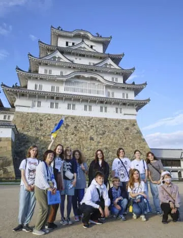 ウクライナ児童ら来日、姫路城に