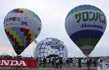 強風にため息、飛行見合わせ