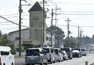 手首縛られ女性従業員が死亡