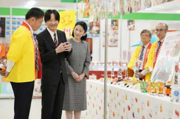 秋篠宮ご夫妻、各地の特産品視察
