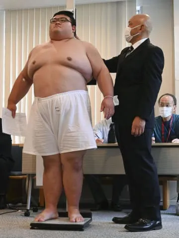 東海大柔道部の岡田らパス