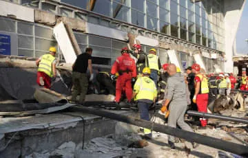 駅の屋根が一部崩落、14人死亡