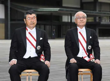 皇居で大綬章の親授式