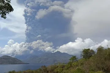 インドネシアで大規模噴火