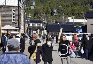 石川・輪島の仮設商店街にぎわう