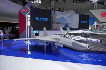 中国、空母艦載機「殲15」公開