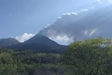 噴火続き、バリ島で欠航