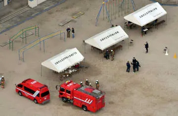 学校屋台でボンベ爆発、9人負傷