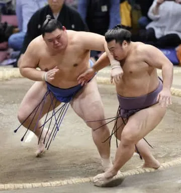 九州場所8日目、3大関が白星