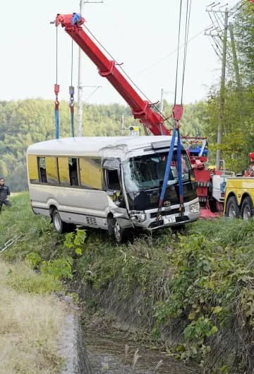 三重でバス転落、11人けが