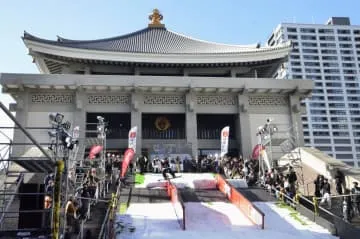 大阪のお寺でスノーボード大会