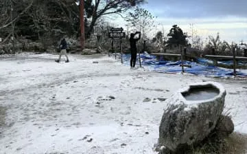 金剛山で初冠雪