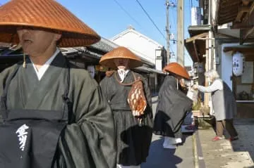 世界遺産・金峯山寺の僧侶が托鉢