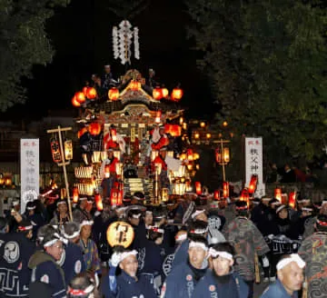 山車の行列華やぐ、秩父夜祭