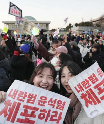 「民主主義勝利」韓国の市民歓喜