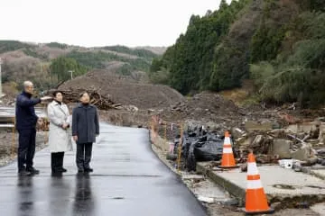 両陛下、豪雨被災者を見舞う