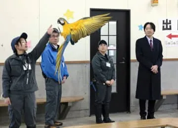 秋篠宮さま、日本平動物園を視察