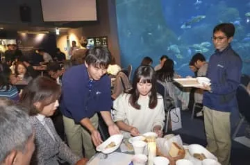 魚食べ、海洋環境考える夜の水族館