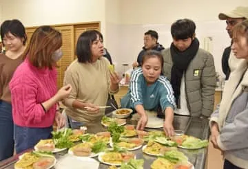 輪島で被災の外国人、料理で交流