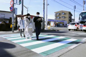 富士撮影スポットで横断歩道塗装