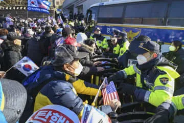 「拘束を諦めろ」尹氏支持者怒声