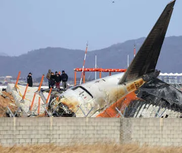 韓国機の生存者2人は最後尾に