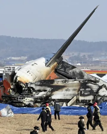 韓国機が着陸失敗、179人死亡