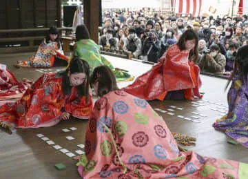 平安装束で「かるた始め」