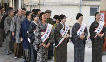 大島紬姿で200人行進