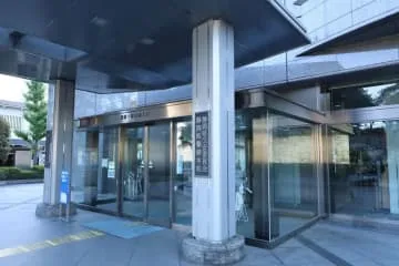 そば店に車、客1人けが