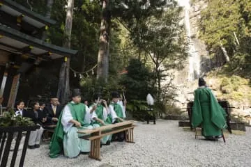 「那智の滝」の前で魔よけ神事