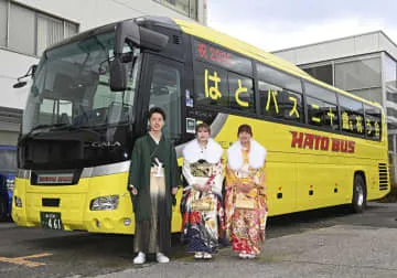 はとバスガイド「二十歳」祝う