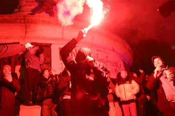 極右政治家の死、フランスを分断