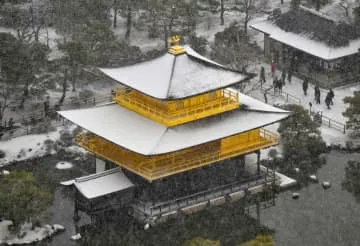 金閣寺、今冬初の雪化粧