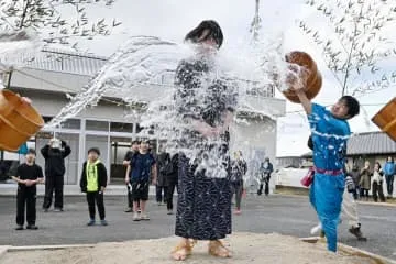 花婿おらず、代役に冷水浴びせる