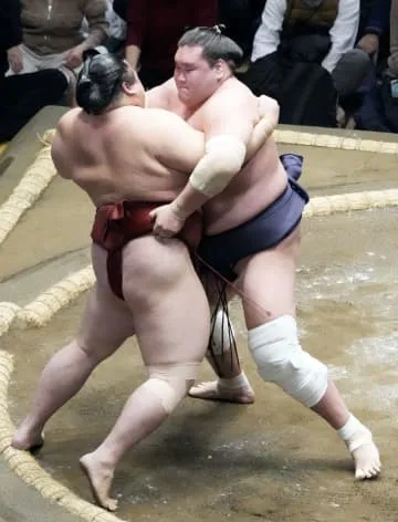 照ノ富士、隆の勝下し初白星