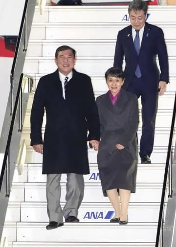 首相、公邸で初の宿泊