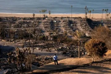 ロス山火事、16人行方不明