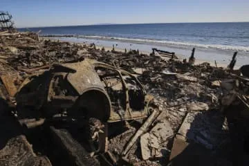 ロス山火事発生1週間、遠い鎮火