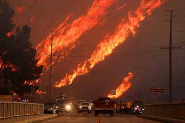 米ロス北部郊外で新たな山火事