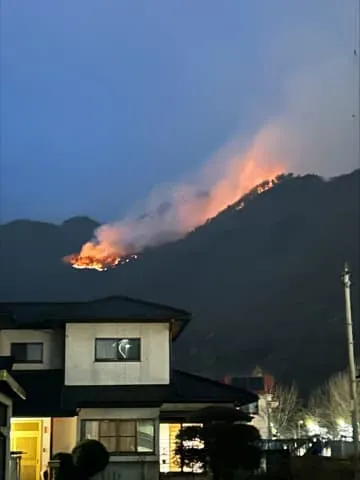 山梨の山火事、4日目も収まらず