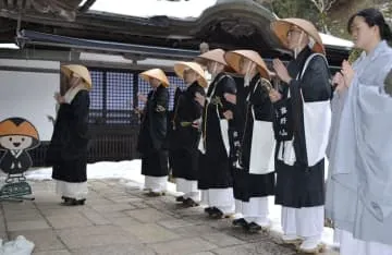 高野山の僧侶100人が托鉢寒行