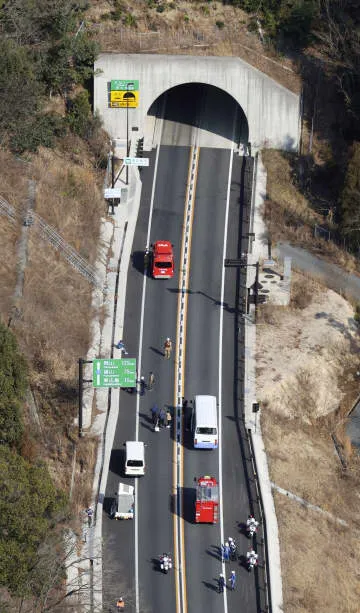 トンネル火災で2人負傷